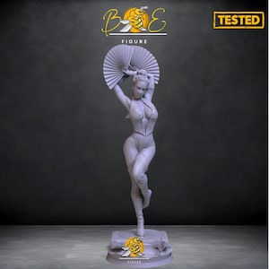 Puede incluir: Figura gris claro de una mujer sosteniendo un abanico sobre su cabeza. La figura lleva un atuendo ajustado y está de pie sobre una pequeña base. La palabra "FIGURE" está impresa en la base.