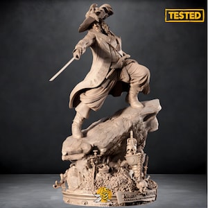 Può includere: Scultura beige di un pirata in posa dinamica, con una spada. La figura indossa un lungo cappotto e un cappello, su una base rocciosa con elementi a tema pirata. La parola "TESTED" è in un rettangolo giallo.