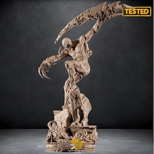 Puede incluir: Una figura beige detallada de una criatura con cabeza esquelética, garras afiladas y un gran apéndice en forma de ala. La figura está posada sobre una base texturizada, con la palabra "TESTED" en un cuadro amarillo.