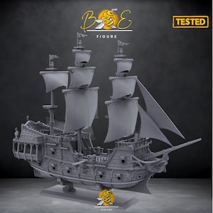 Può includere: Un modello 3D stampato in grigio di una grande nave a vela con sartiame e vele dettagliate. La nave è su una base con le parole "BEE FIGURE" stampate su di essa. L'immagine include anche la parola "TESTED" in un riquadro giallo.