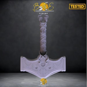 Può includere: Una replica viola chiaro e dettagliata del martello di Thor, Mjolnir, con intagli intricati e un'impugnatura strutturata. Il martello presenta una testa rettangolare con disegni circolari e geometrici. L'immagine include il testo "BEE FIGURE" e "TESTED".