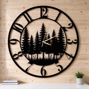 Kiefernbaum-Wanduhr: Geräuschlose Metalluhr im Waldstil, Dekoration im Landhausstil