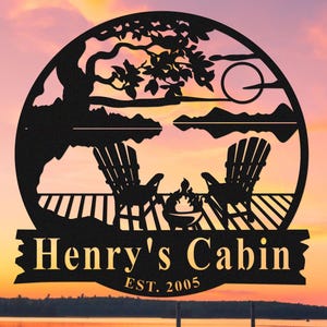 カスタムキャンプファイヤーメタルサイン：パーソナライズされたファミリーネーム設立サイン、アウトドアキャンプ場サイン、レイクハウスキャビン装飾、キャンピングカー装飾、キャンプギフト