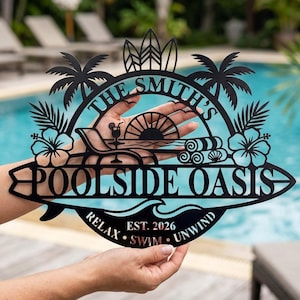 Könnte beinhalten: Ein dekoratives Schild aus schwarzem Metall mit tropischem Motiv, Palmen, Hibiskusblüten, Surfbrettern und einem Liegestuhl. Der Text lautet THE SMITH'S POOLSIDE OASIS, EST. 2026 sowie RELAX, SWIM, UNWIND. Das Design zeigt eine Sonnenuntergangsgrafik.