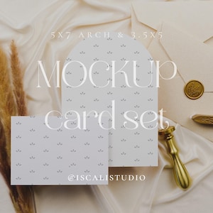004 Eleganter Creme Bogen 5x7 & 3.5x5 Einladungs-Set Mockup Bundle, Bogen-Einladung mit Beiliegende Karte, Boho-Hochzeits-Set, PSD Smart Objekt