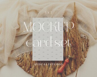 Op de afbeelding: Een mockup-kaartenset met een bloemenpatroon, weergegeven op een gevlochten mand met gedroogde bladeren en een rode lakzegel. De tekst "MOCKUP card set" staat over de kaart.