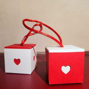 Scatola a cubo con cuori e manico