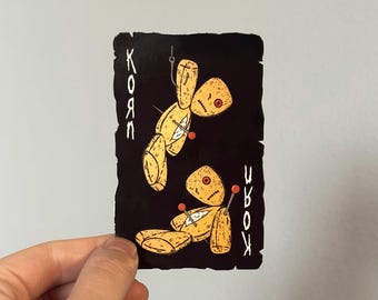 Op Korn geïnspireerde speelkaartsticker voor NuMetal-fans