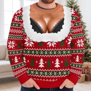 Könnte beinhalten: Ein langärmeliger roter Pullover mit einem festlichen Strickmuster aus weißen Schneeflocken und grünen Tannenbäumen. Der Brustbereich zeigt einen Aufdruck eines schwarzen Spitzen-BHs auf hautfarbenem Grund, umrahmt von einem weißen Kunstfellbesatz.