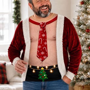 Peut inclure: Un pull de Noël fantaisie présentant un design de gilet en velours rouge avec une bordure en fausse fourrure blanche, une cravate rouge à flocons et cannes en sucre, et une ceinture noire ornée d'une guirlande lumineuse et d'un sapin en feutre.