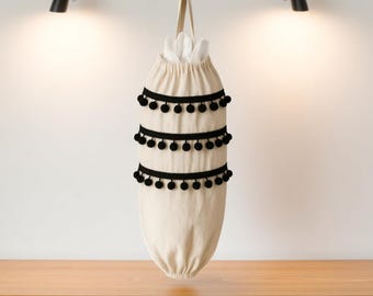 Organizador de bolsas de lino natural con pompones: soporte colgante para bolsas de plástico para cocina y despensa.