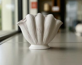 Jarrón de cerámica beige con forma de concha marina: decoración costera, estilo náutico playero, maceta con forma de concha de ostra