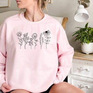 Wild Flowers Sweatshirt, Botanical Sweatshirt, Floral Sweatshirt, Floral Sweatshirt, Gift For Garden Lover, Flower Outline Sweatshirt