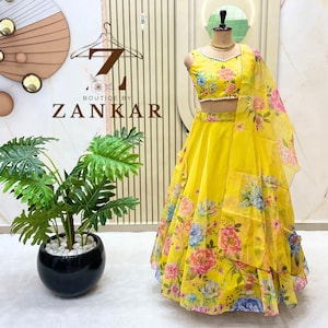 Lehenga Choli de organza con flores amarillas, atuendo haldi para fiesta de Bollywood