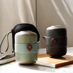 Juego de té de viaje de cerámica de estilo: tetera, cuenco con tapa y taza de té hechos a mano