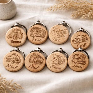 Personalisierter Schlüsselanhänger mit Namen – Holz Anhänger Kinder – Fahrzeuge – Geschenk & Mitgebsel