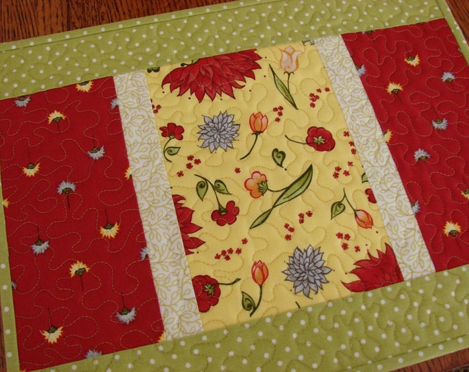 Quilted Table Runner and Placemat Set Red Yellow and Green Etsy