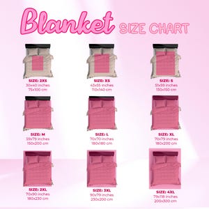 Op de afbeelding: Een roze dekengroottabel met negen maten, van 2XS tot 4XL. De afmetingen zijn in inches en cm. De tabel toont maten voor eenpersoons-, tweepersoons-, queen- en kingsize bedden.