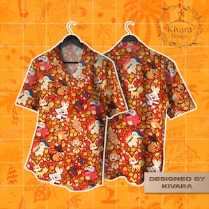 Op de afbeelding: Een shirt met korte mouwen met een levendig patroon van stripfiguren op een rode achtergrond. Het shirt heeft een klassieke kraag en wordt op een zwarte hanger getoond. Het ontwerp bevat de tekst "DESIGNED BY KIVARA".