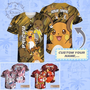 Puede incluir: Una camiseta de béisbol de manga corta con botones, con un estampado del personaje Raichu en amarillo y marrón con detalles en negro. El diseño incluye el texto "YOUR NAME" y "Pokémon" sobre un fondo estampado. Otros diseños de camisetas muestran a Sylveon y Magikarp.