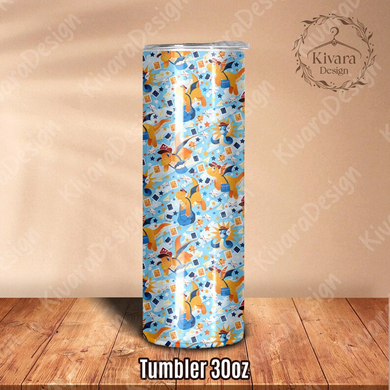 K&ouml;nnte beinhalten: Ein 30oz (ca. 887ml) Becher mit einem sich wiederholenden Muster aus orangefarbenen Cartoon-Drachen auf hellblauem Hintergrund. Das Design umfasst Sterne und Spielkartensymbole. Der Text "Tumbler 30oz" befindet sich unten.