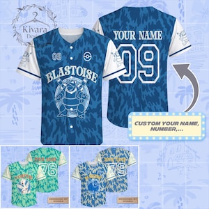 Könnte beinhalten: Ein blaues Baseballtrikot mit Camouflage-Muster, dem Charakter Blastoise, dem Schriftzug BLASTOISE, der Nummer 09 und einem Pokéball-Symbol. Auf der Rückseite stehen der Text YOUR NAME und die Nummer 09. Weiße Ärmel zeigen Charaktergrafiken.