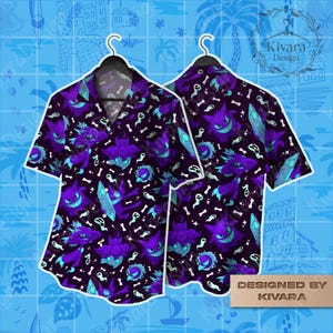 Pode incluir: Uma camisa de manga curta com botões em tom roxo escuro, apresentando um padrão de criaturas roxas, pequenos fantasmas brancos e ossos brancos. A camisa possui uma gola entalhada e uma bainha reta com um design gráfico repetitivo.