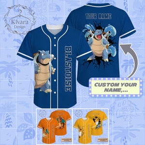Puede incluir: Camiseta de béisbol azul con un gráfico de Blastoise, la palabra "BLASTOISE" y espacio para un nombre personalizado. También se muestran opciones de camisetas naranjas y amarillas adicionales.