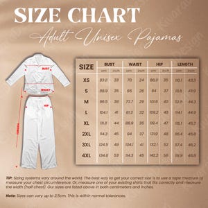 K&ouml;nnte beinhalten: Wei&szlig;es Unisex-Pyjama-Set f&uuml;r Erwachsene mit Gr&ouml;&szlig;entabelle. Die Tabelle zeigt Ma&szlig;e in Zentimetern und Zoll f&uuml;r Brust, Taille, H&uuml;fte und L&auml;nge, von XS bis 4XL. Das Bild enth&auml;lt einen Hinweis zur Gr&ouml;&szlig;enbestimmung.
