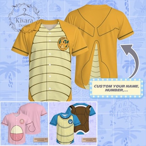 Könnte beinhalten: Ein gelbes Baseballtrikot mit cremefarbener Vorderseite und horizontalen Linien, einem runden Dragonite-Charakter-Aufnäher auf der Brust und kurzen Ärmeln. Die Rückseite zeigt ein stilisiertes Design. Enthält den Text: CUSTOM YOUR NAME, NUMBER.