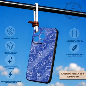 Op de afbeelding: Een blauwe telefoonhoes met een wit blauwdrukontwerp met stripfiguren. De hoes heeft een zwarte rand en is bevestigd aan een wit koord met een bruin lederen accent. De hoes is gelabeld "DESIGNED BY KIVARA".