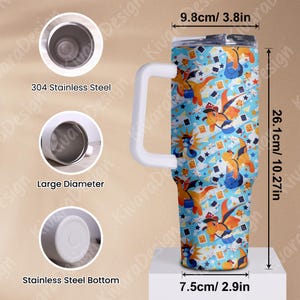 K&ouml;nnte beinhalten: Ein blauer Edelstahlbecher mit wei&szlig;em Griff, verziert mit orangefarbenen Drachen, Sternen und Spielkarten. Der Becher ist 26,1 cm hoch, 9,8 cm breit und hat einen Durchmesser von 7,5 cm. Er hat einen gro&szlig;en Durchmesser und einen Edelstahlboden.