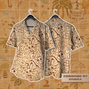 Può includere: Camicia beige a maniche corte con un motivo ripetuto di creature dei cartoni animati e farfalle marroni. La camicia è esposta su una gruccia nera. Le parole "DESIGNED BY KIVARA" sono nell'angolo in basso a destra.