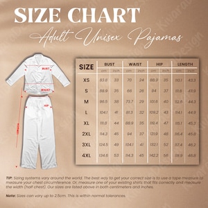 K&ouml;nnte beinhalten: Wei&szlig;es Unisex-Pyjama-Set f&uuml;r Erwachsene mit Gr&ouml;&szlig;entabelle. Die Tabelle zeigt Ma&szlig;e in Zentimetern und Zoll f&uuml;r Brust, Taille, H&uuml;fte und L&auml;nge, von XS bis 4XL. Das Bild enth&auml;lt einen Tipp zur Gr&ouml;&szlig;enbestimmung.