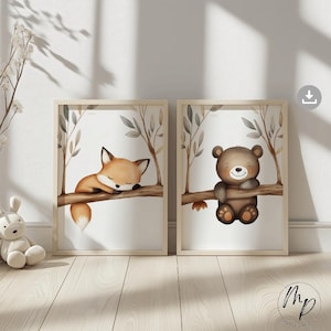 Puede incluir: Dos impresiones artísticas enmarcadas con ilustraciones en acuarela de un zorro y un oso. El zorro duerme en una rama, el oso está sentado en una rama. Las impresiones tienen una paleta de colores suave y neutra, adecuada para una habitación infantil.