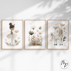 Puede incluir: Tres impresiones art&iacute;sticas en acuarela enmarcadas. Las impresiones presentan una bailarina, flores y un unicornio. La bailarina lleva una corona dorada y un tut&uacute;. El unicornio tiene una melena y cola fluidas. Las flores son en tonos neutros.