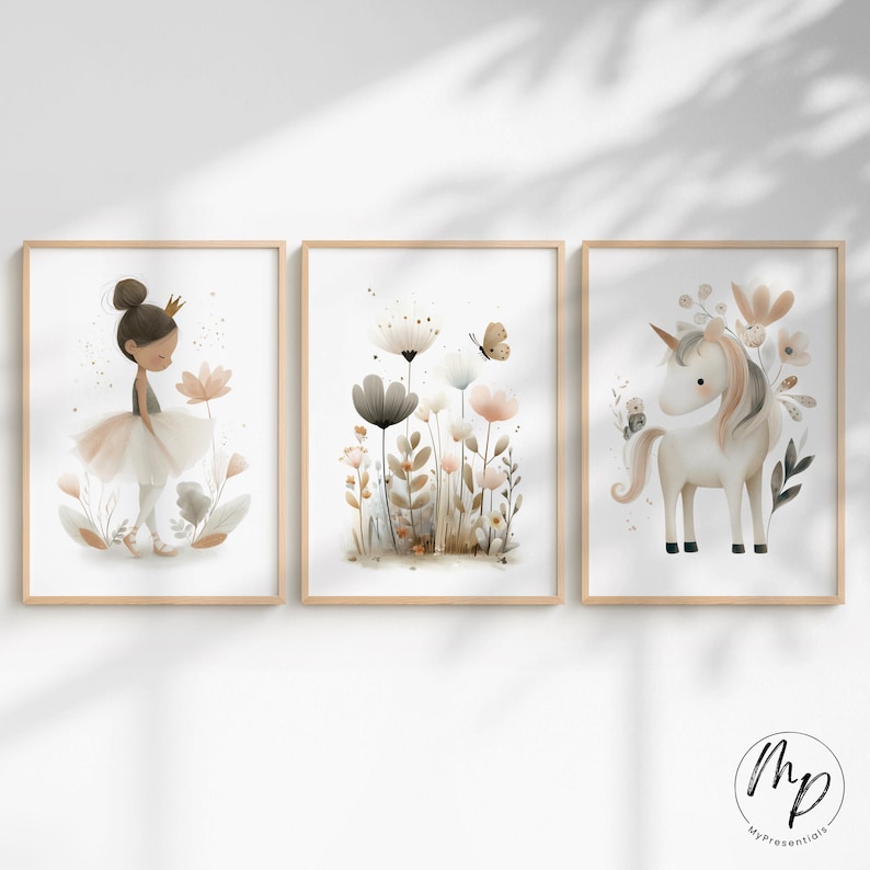 Puede incluir: Tres impresiones art&iacute;sticas en acuarela enmarcadas. Las impresiones presentan una bailarina, flores y un unicornio. La bailarina lleva una corona dorada y un tut&uacute;. El unicornio tiene una melena y cola fluidas. Las flores son en tonos neutros.