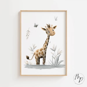 K&ouml;nnte beinhalten: Gerahmter Druck mit einer Illustration einer freundlichen Giraffe. Die Giraffe hat einen langen Hals und braune Flecken, umgeben von grauen und wei&szlig;en Pflanzen und Schmetterlingen. Das Kunstwerk befindet sich auf wei&szlig;em Hintergrund.
