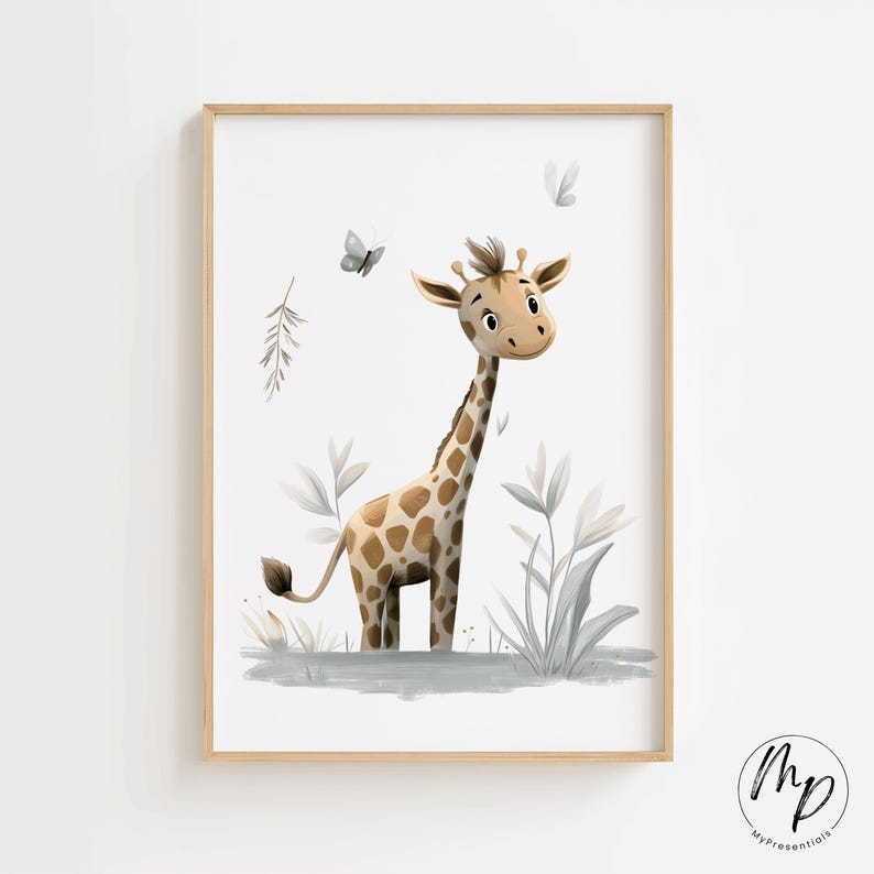 K&ouml;nnte beinhalten: Gerahmter Druck mit einer Illustration einer freundlichen Giraffe. Die Giraffe hat einen langen Hals und braune Flecken, umgeben von grauen und wei&szlig;en Pflanzen und Schmetterlingen. Das Kunstwerk befindet sich auf wei&szlig;em Hintergrund.