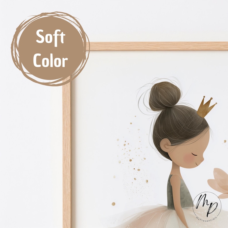 Puede incluir: Una impresi&oacute;n enmarcada con una ilustraci&oacute;n en acuarela de una ni&ntilde;a con un tut&uacute; de ballet y una corona dorada. La impresi&oacute;n tiene una paleta de colores suaves con un fondo neutro y el texto "Soft Color" en un dise&ntilde;o circular.