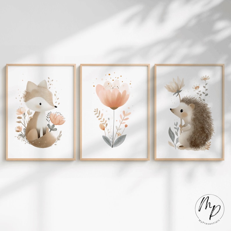 Puede incluir: Tres impresiones enmarcadas en acuarela con animales del bosque y elementos florales. Las impresiones incluyen un zorro, una flor grande y un erizo, todos en colores suaves y apagados. Los marcos son de un tono de madera clara.