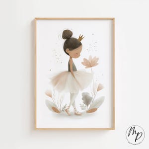 Puede incluir: Una impresi&oacute;n en acuarela enmarcada de una bailarina con tut&uacute; y corona. La ilustraci&oacute;n presenta a una ni&ntilde;a con mo&ntilde;o, con un maillot gris y un tut&uacute; rosa y blanco en capas. Suaves elementos florales y detalles dorados rodean a la bailarina.