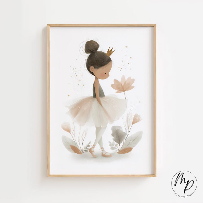 Puede incluir: Una impresi&oacute;n en acuarela enmarcada de una bailarina con tut&uacute; y corona. La ilustraci&oacute;n presenta a una ni&ntilde;a con mo&ntilde;o, con un maillot gris y un tut&uacute; rosa y blanco en capas. Suaves elementos florales y detalles dorados rodean a la bailarina.