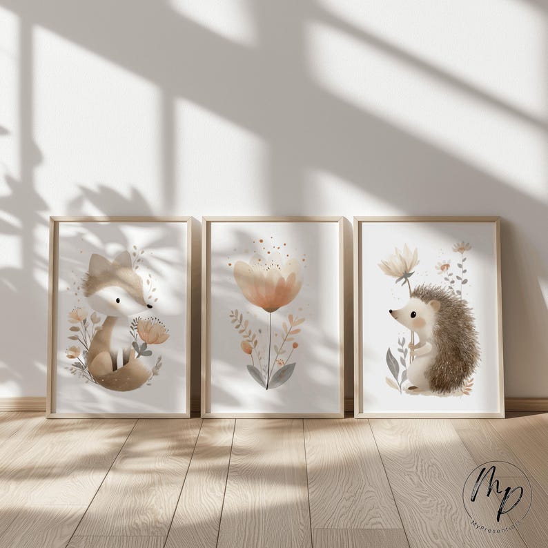 Puede incluir: Tres l&aacute;minas art&iacute;sticas enmarcadas con acuarelas que representan animales del bosque y elementos florales. Las l&aacute;minas incluyen un zorro, una flor y un erizo, todos en tonos suaves de marr&oacute;n, beige y melocot&oacute;n. Los marcos son de madera clara.
