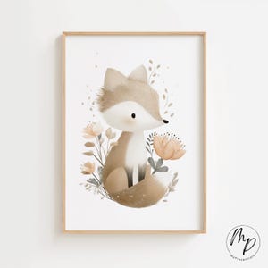 Puede incluir: Una impresi&oacute;n en acuarela enmarcada con un encantador zorro de dibujos animados en tonos marrones y beige. El zorro est&aacute; rodeado de delicadas flores y follaje en suaves tonos melocot&oacute;n y verde, creando una est&eacute;tica caprichosa. La obra est&aacute; sobre fondo blanco.