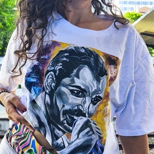 Maglietta di Freddie Mercury, maglietta vintage con grafica dei Queen, regalo per gli appassionati di musica rock, maglietta pop art dipinta a mano, maglietta unisex in cotone, abbigliamento da concerto