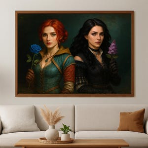 Peut inclure: Une œuvre encadrée représentant deux femmes. L'une, rousse, tient une rose bleue, l'autre, aux cheveux noirs, une fleur violette. Elles portent des vêtements de style fantastique, sur fond vert foncé.