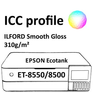 Op de afbeelding: Een witte Epson Ecotank-printer met de tekst "ICC profile" en "ILFORD Smooth Gloss 310g/m²". Het modelnummer ET-8550/8500 wordt weergegeven. Een kleurrijke afbeelding staat in de rechterbovenhoek.
