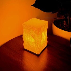 Modern 3D Printed Table Lamp – Wave Design Bedside Lamp – Warm Ambient Light – Minimalist Lamp for Bedroom & Living Room