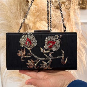 Cartera de mano con bordado de granada hecha a mano – Colección Pomegranate / Símbolo de prosperidad y elegancia